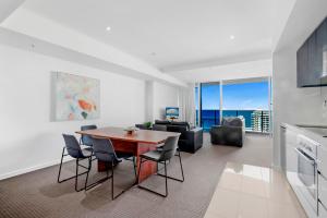 Foto dalla galleria di H'Residences - 2 & 3 Bedroom Ocean View in the heart of Surfers Paradise! a Gold Coast