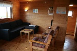KolbeinsstaðirにあるSnorrastadir Accomodationのソファとテーブルと椅子のあるリビングルーム