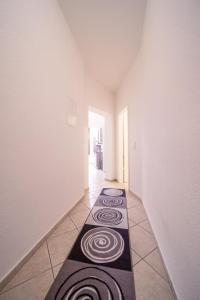 un corridoio con un tappeto nel mezzo di una stanza di Stilvolle FeWo Augusta I a Görlitz