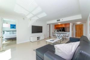 マイアミにあるStunning 2BR with Ocean View at Brickell, Free Parkingのリビングルーム(ソファ、テレビ付)、キッチン