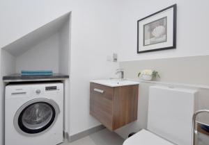 A bathroom at Luxury 4 bed home in Central London