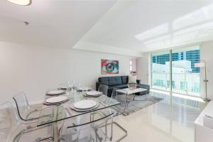 マイアミにあるStunning 2BR with Ocean View at Brickell, Free Parkingのリビングルーム(ガラステーブル、ソファ付)
