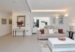 Sala de estar blanca con sofá y mesa en Luxury 4 bed home in Central London, en Londres