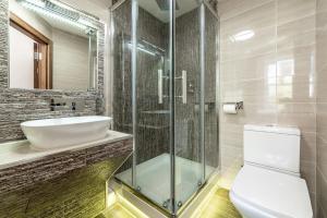 La salle de bains est pourvue de toilettes, d'un lavabo et d'une douche. dans l'établissement 205 Earls Court Rooms, à Londres
