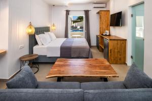TV a/nebo společenská místnost v ubytování Alizea Villas & Suites