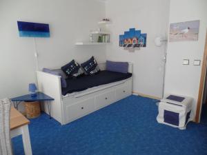 1 dormitorio con 1 cama con alfombra azul en Ferienpark Sierksdorf App 773 - Strandlage, en Sierksdorf