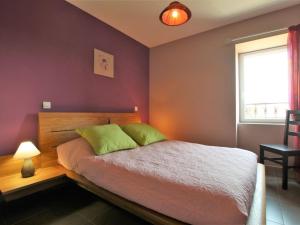 - une chambre avec un lit doté d'oreillers verts et d'une fenêtre dans l'établissement Gîte Saint-Just-prés-Brioude, 4 pièces, 6 personnes - FR-1-582-231, à Saint-Just-près-Brioude