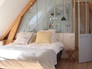 Postel nebo postele na pokoji v ubytování Gîte charmant proche du Mans : nature, objets atypiques et ambiance familiale - FR-1-410-249