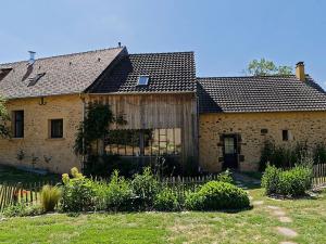 una grande casa in pietra con un giardino di fronte di Gîte Louplande, 4 pièces, 7 personnes - FR-1-410-203 a Louplande