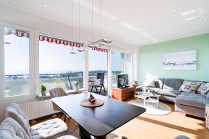 - un salon avec une table et un canapé dans l'établissement Panoramic App C09-8, à Sierksdorf