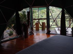 een kamer met een bed in een tent bij Bellavista Experiences - Glamping in Mocoa