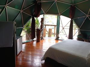 um quarto numa tenda cúpula com uma cama em Bellavista Experiences - Glamping em Mocoa