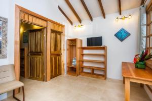 Televisyen dan/atau pusat hiburan di Hotel Casa Merlin
