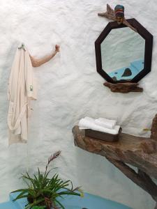 espejo en la pared con toalla y lavabo en Bellavista Experiences - Glamping, en Mocoa