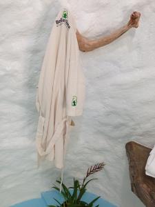 una toalla está colgando en una pared en Bellavista Experiences - Glamping, en Mocoa