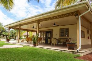 um pátio coberto com uma mesa e cadeiras em Villa Marcela em Calderitas