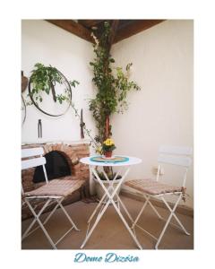 Domo Dizósa في سينيسكولا: طاولة وكراسي في غرفة بها موقد