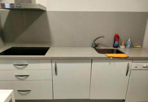 una cocina con fregadero y encimera en Dreams Almería Center, en Almería