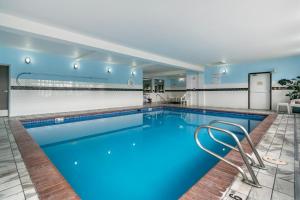 uma piscina com uma cadeira no meio em Comfort Inn Kent - Seattle em Kent