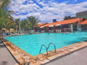 una grande piscina in un resort di Pousada caminho da fé a Aparecida