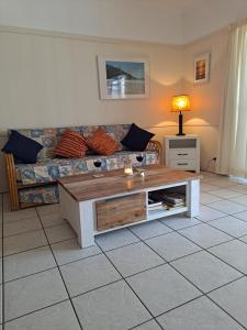 ein Wohnzimmer mit einem Sofa und einem Couchtisch in der Unterkunft Villa 20 in Tangalooma