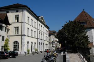 een groep motorfietsen geparkeerd voor een gebouw bij Solothurn Youth Hostel in Solothurn