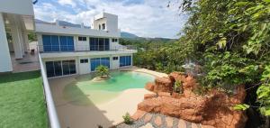 an aerial view of a house with a swimming pool at Quinta SHADDAI MELGAR in Melgar