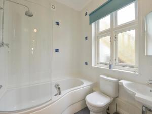 une salle de bain avec une baignoire, des toilettes et un lavabo dans l'établissement The Old Signal House, à Torpoint 21 autres photos