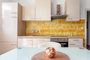 Кухня или мини-кухня в Villa M&M - ZF Hvar

