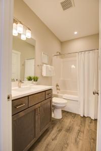 łazienka z umywalką, toaletą i wanną w obiekcie Tranquility Base Cottage w mieście Ocean Shores