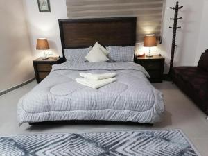 Jasmine's House في جرش: غرفة نوم عليها سرير وفوط