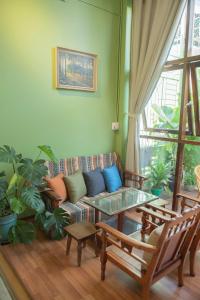 ein Wohnzimmer mit einem Sofa und einem Tisch in der Unterkunft La Luna Quy Nhon in Quy Nhon