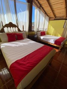 Una cama o camas en una habitación de Hotel De Cervantes