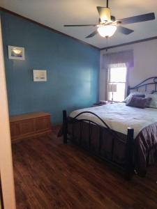 1 dormitorio con 1 cama y ventilador de techo en Kettle Moraine Lake House, en Campbellsport