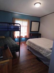 Katil dua tingkat atau katil-katil dua tingkat dalam bilik di Kettle Moraine Lake House