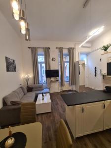 una sala de estar con un sofá y una mesa en Akácfa Boutique Apartment, en Budapest