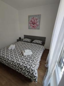 Ein Bett oder Betten in einem Zimmer der Unterkunft Apartman Ivana