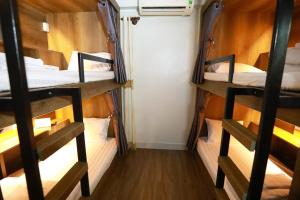 Palanda nebo palandy na pokoji v ubytování Bui Vien Street Hostel