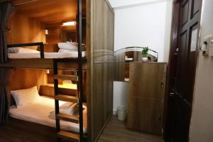 Postel nebo postele na pokoji v ubytování Bui Vien Street Hostel