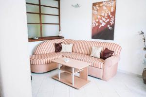 A seating area at Bivalvia Apartments