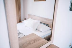 A bed or beds in a room at Bivalvia Apartments