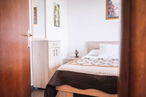 A bed or beds in a room at Bivalvia Apartments