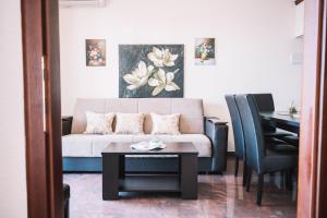 A seating area at Bivalvia Apartments
