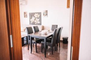 A seating area at Bivalvia Apartments