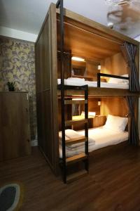Postel nebo postele na pokoji v ubytování Bui Vien Street Hostel