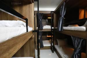 Postel nebo postele na pokoji v ubytování Bui Vien Street Hostel