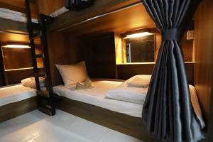 Postel nebo postele na pokoji v ubytování Bui Vien Street Hostel
