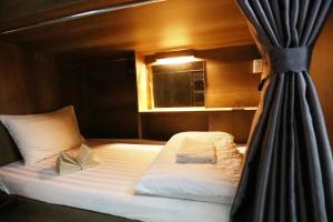 Postel nebo postele na pokoji v ubytování Bui Vien Street Hostel