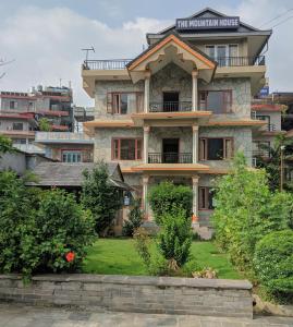 un grande edificio con balcone sopra di The Mountain House a Pokhara