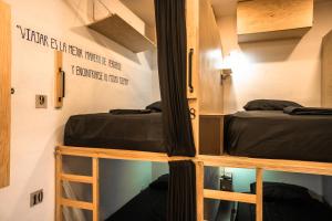 מיטה או מיטות קומותיים בחדר ב-Maui Hostels Playa del Carmen